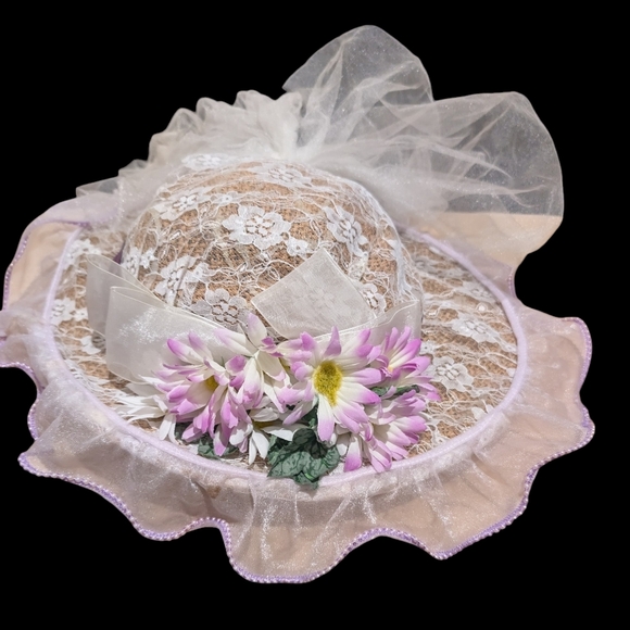 vintage-style straw sun hat decorated with white lace overlay main image 9